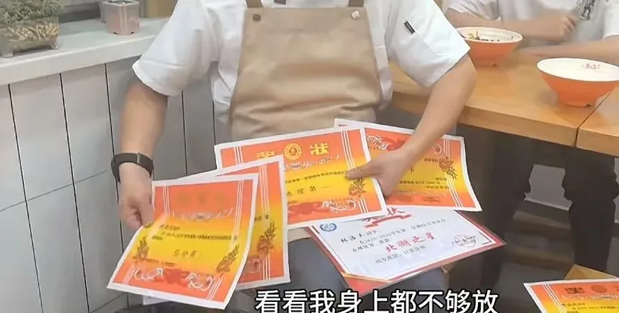 女学生突然拿着3张试卷来到一家包子铺,兴奋的说:“我考了3个100分,”老板一句话,太暖心了 第4张