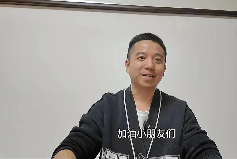 女学生突然拿着3张试卷来到一家包子铺,兴奋的说:“我考了3个100分,”老板一句话,太暖心了 第6张