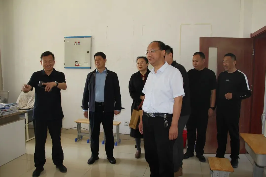 关怀暖师心 奋进战中考——区教育局领导走访慰问开发区二中九年级备考教师 第2张