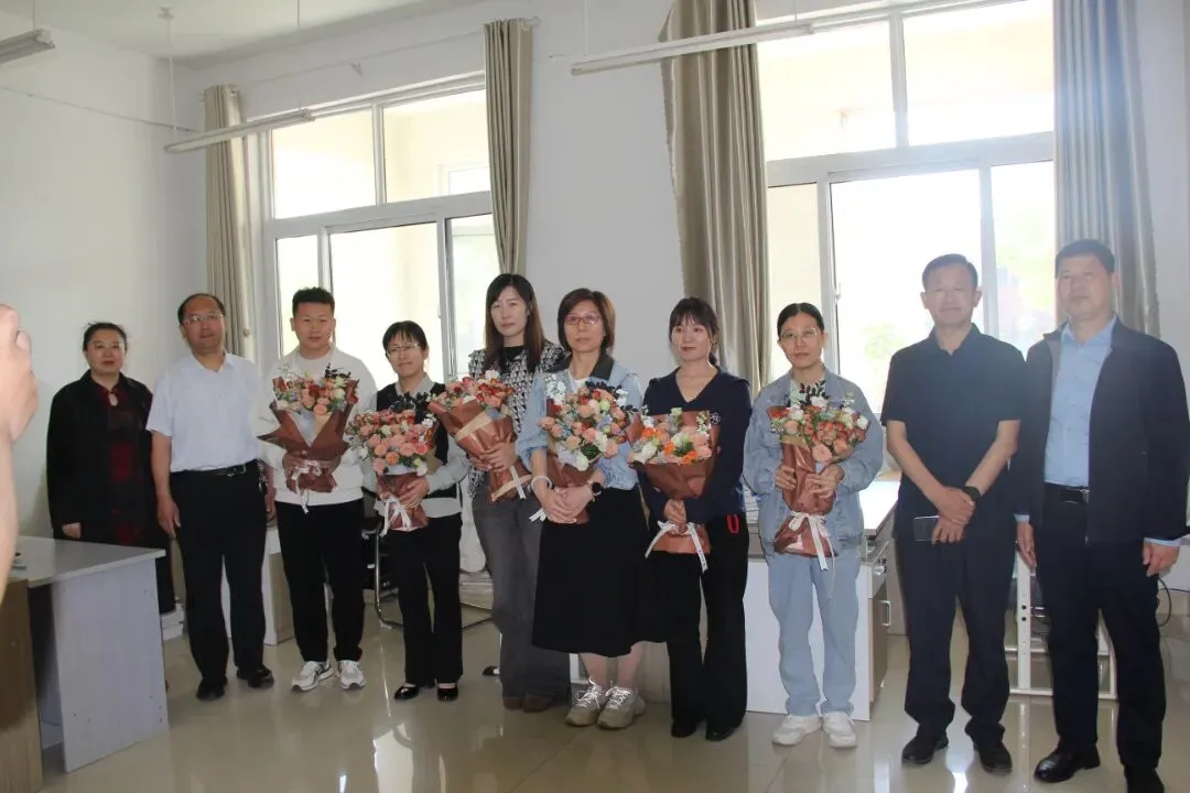 关怀暖师心 奋进战中考——区教育局领导走访慰问开发区二中九年级备考教师 第4张