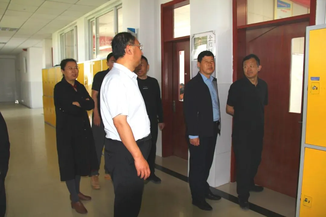 关怀暖师心 奋进战中考——区教育局领导走访慰问开发区二中九年级备考教师 第5张