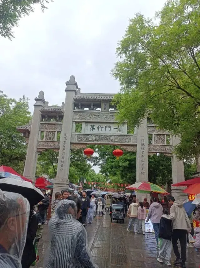 26真题:有人说,基层工作中,工作人员要努力做好老百姓的“探测器”“助推器”“连接器”.请结合基层工作实际,谈谈你对这句话的理解. 第1张