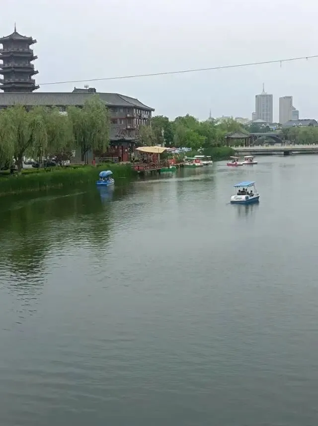26真题:有人说,基层工作中,工作人员要努力做好老百姓的“探测器”“助推器”“连接器”.请结合基层工作实际,谈谈你对这句话的理解. 第2张