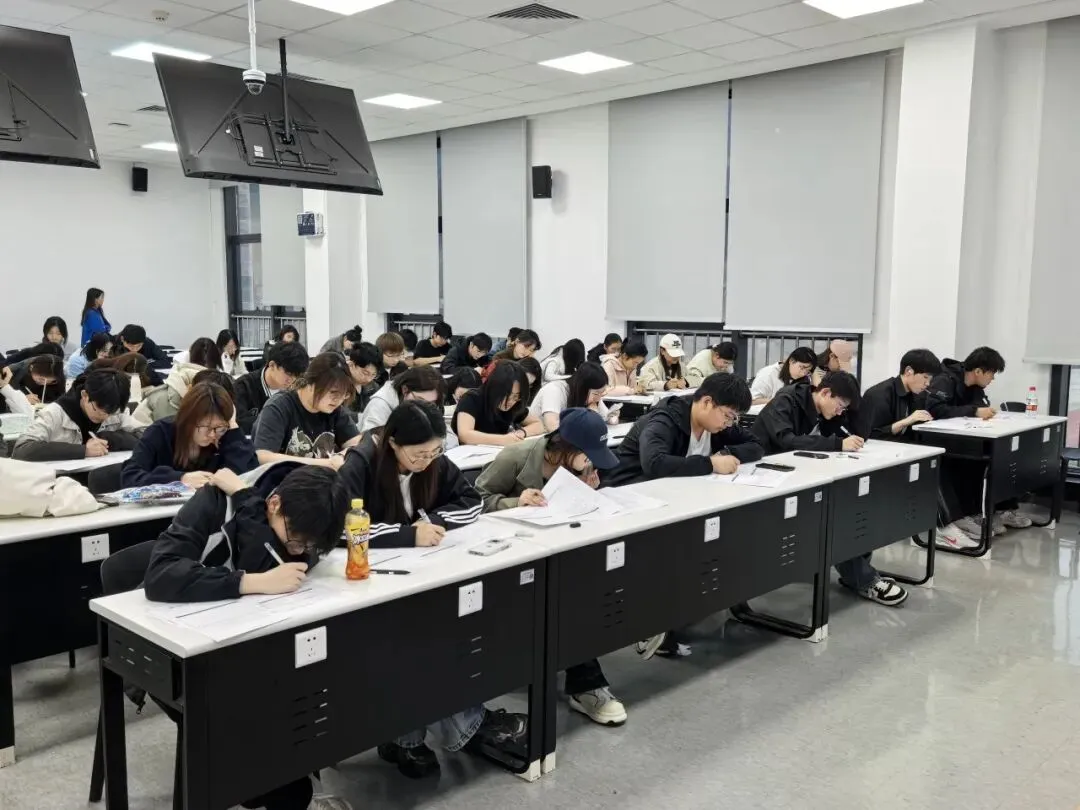 全真模考+真题精讲!人工智能学院2025级四级备考纪实 第17张
