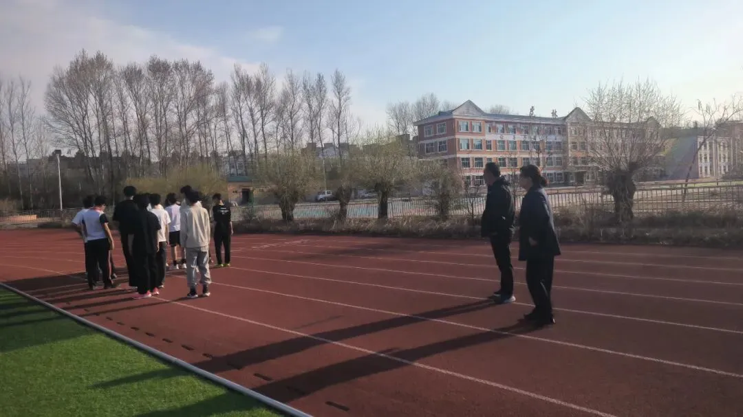 五一砺剑备战中考 师生同心逐梦前行——虎林市实验中学九年级开展体育假期集训活动 第1张
