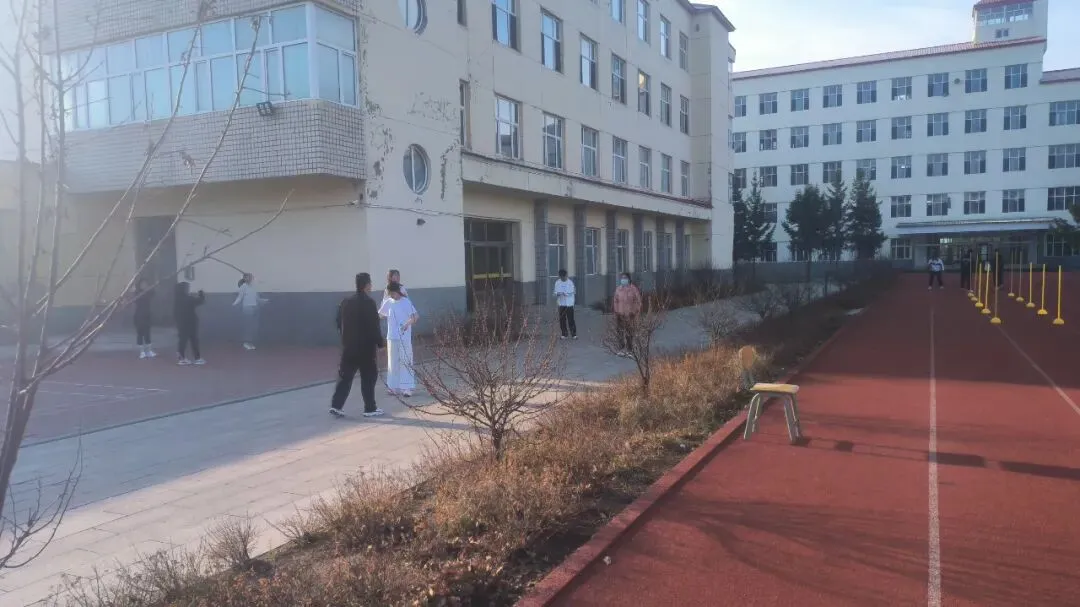五一砺剑备战中考 师生同心逐梦前行——虎林市实验中学九年级开展体育假期集训活动 第2张