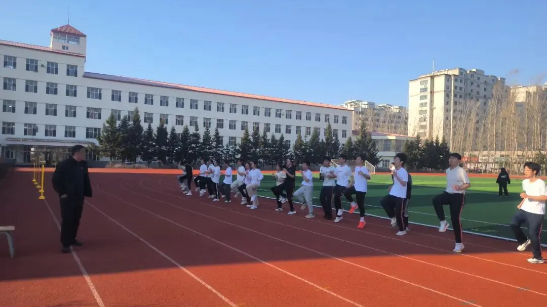 五一砺剑备战中考 师生同心逐梦前行——虎林市实验中学九年级开展体育假期集训活动 第4张
