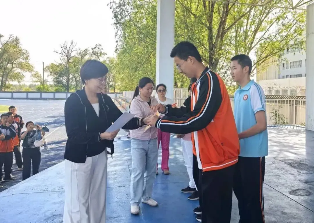 家校师同心·减压助中考·温情赴征程 ——六十九团中学九年级亲子团建活动 第39张