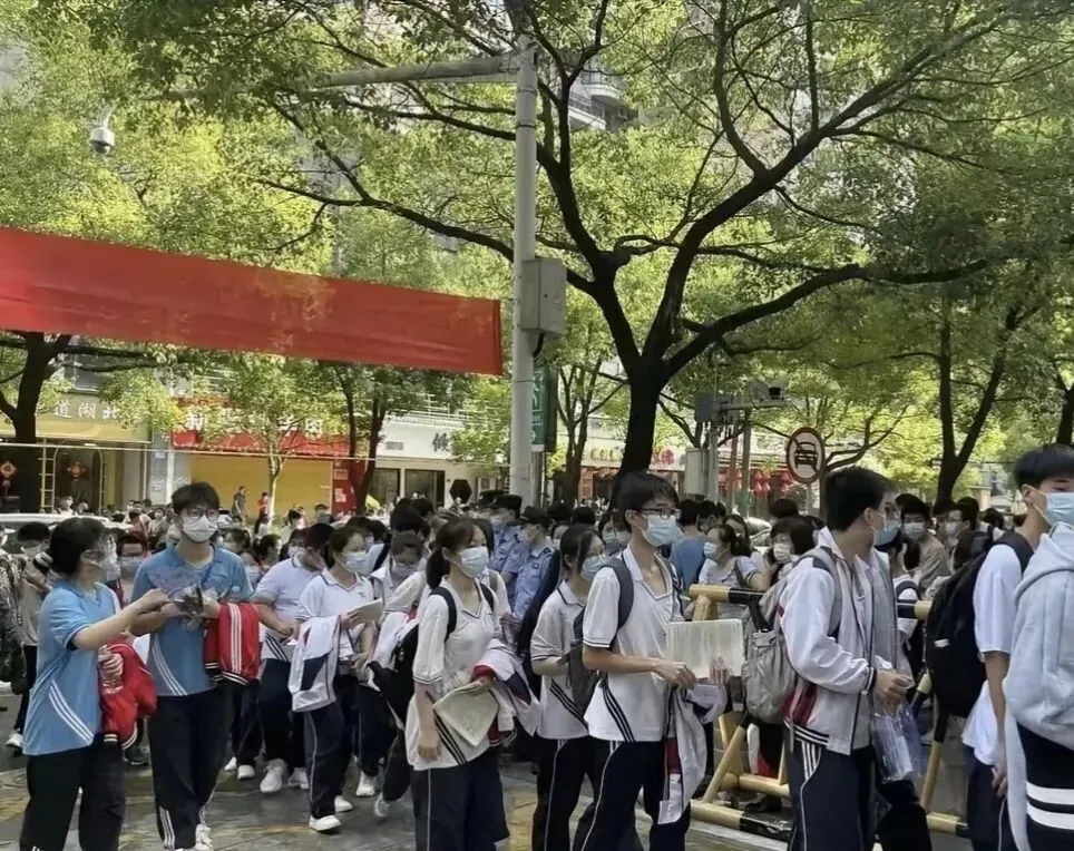 高中为什么没有校霸?? ? 因为他们已经被中考的洪流冲刷到了职高和社会最底层 第11张