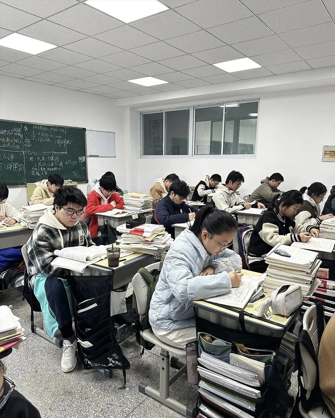 高中为什么没有校霸?? ? 因为他们已经被中考的洪流冲刷到了职高和社会最底层 第14张