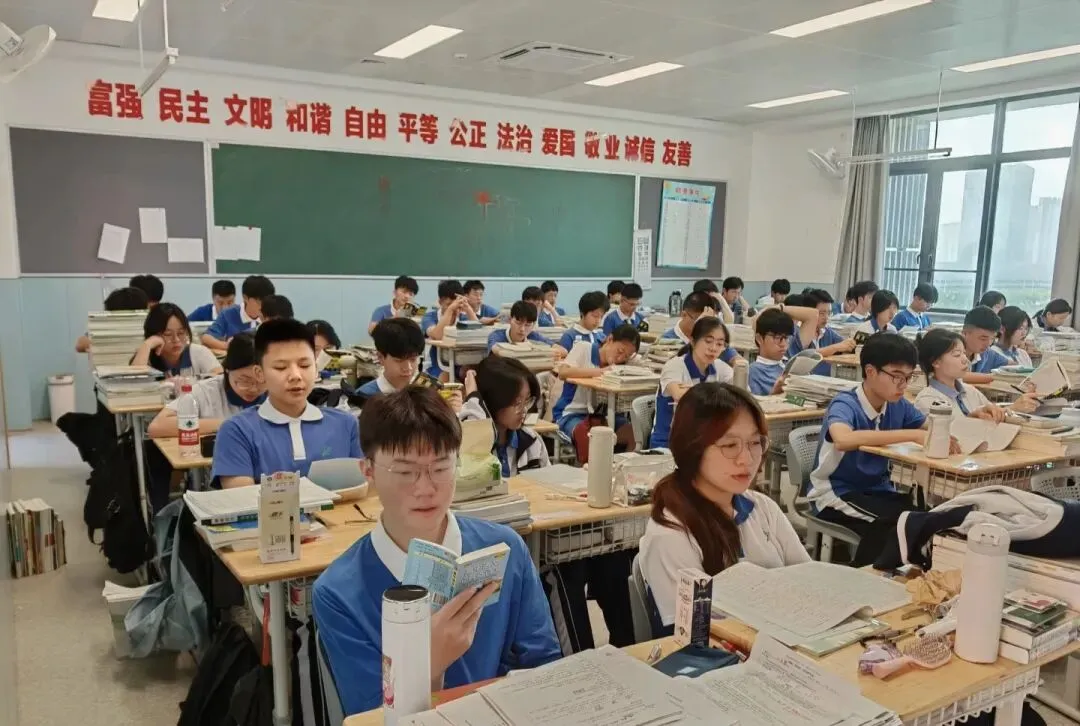 高中为什么没有校霸?? ? 因为他们已经被中考的洪流冲刷到了职高和社会最底层 第15张