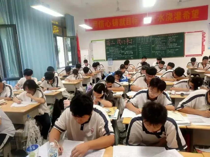 中考到底选普高还是职高?普通家长真实走心分享,给所有迷茫家长提个醒 第1张