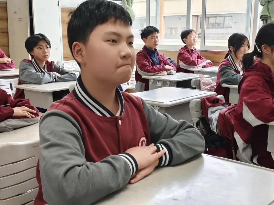 别家学校发试卷,这所学校发菜谱——这“锅”,我们背了 第21张