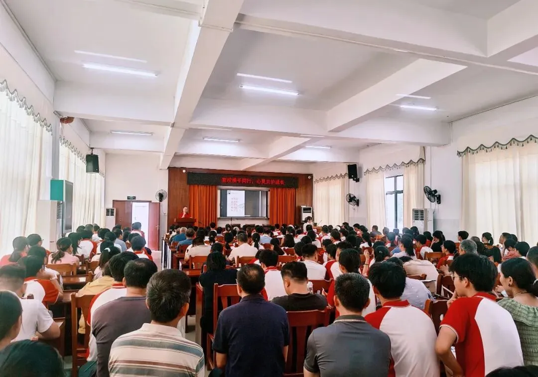 凝心聚力备战中考 励志赋能逐梦前行——容县石头中学举办中考励志专题讲座 第2张