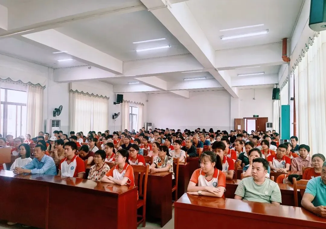 凝心聚力备战中考 励志赋能逐梦前行——容县石头中学举办中考励志专题讲座 第3张