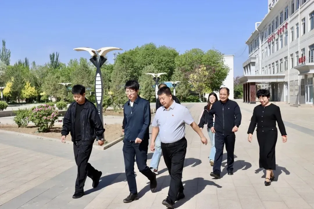 暖心慰问振士气 砥砺前行迎高中考 | 磴口县县委县政府慰问高初三一线教师 第10张