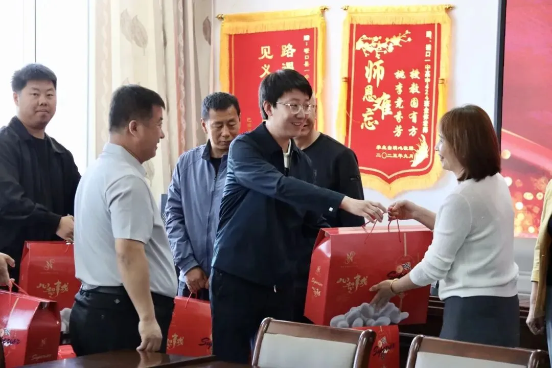 暖心慰问振士气 砥砺前行迎高中考 | 磴口县县委县政府慰问高初三一线教师 第15张