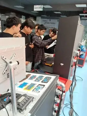 真题真练强技能 产教融合育新人 —— 三亚学院新能源汽车整车实验台架实验成效显著 第1张