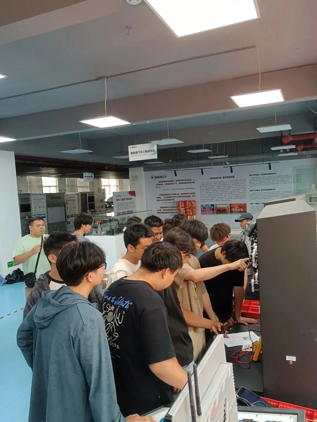 真题真练强技能 产教融合育新人 —— 三亚学院新能源汽车整车实验台架实验成效显著 第2张