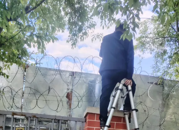 男子爬变压器箱看中考体考?莫把牵挂变成危险 第3张