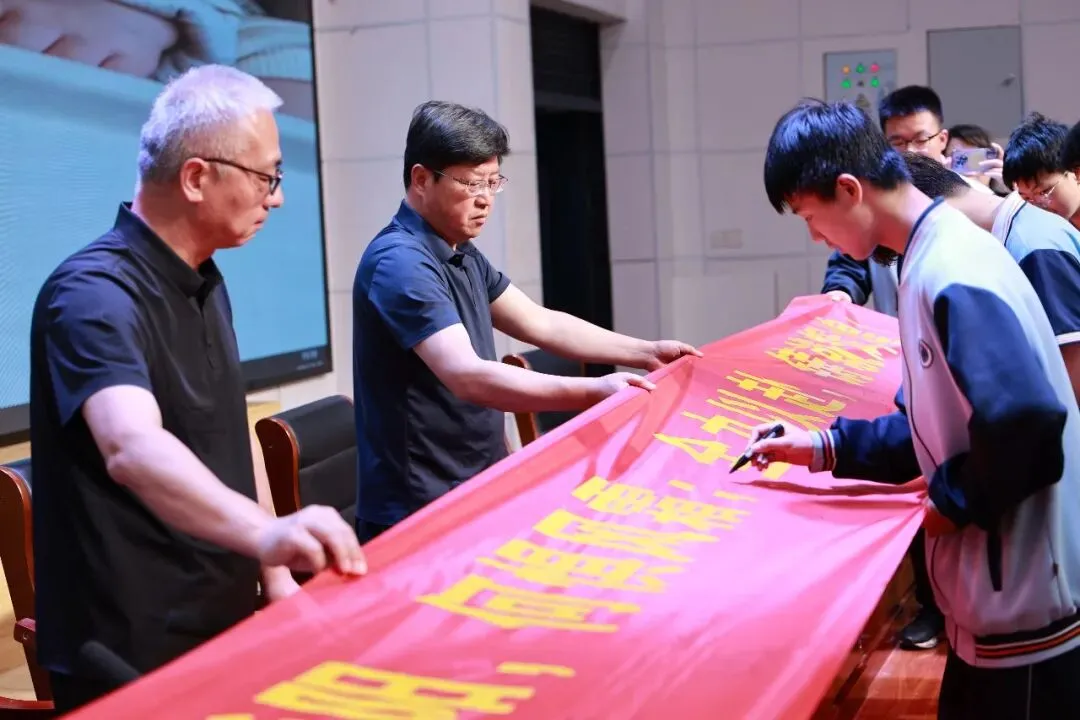 奋战冲刺迎中考 踔厉奋发铸辉煌——南阳市第二十完全学校初中部 2026 届九年级冲刺动员大会圆满举行 第37张