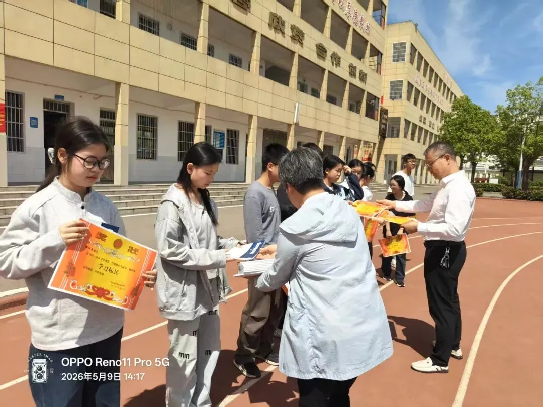 厉兵秣马战期中,凝心聚力冲中考 第6张