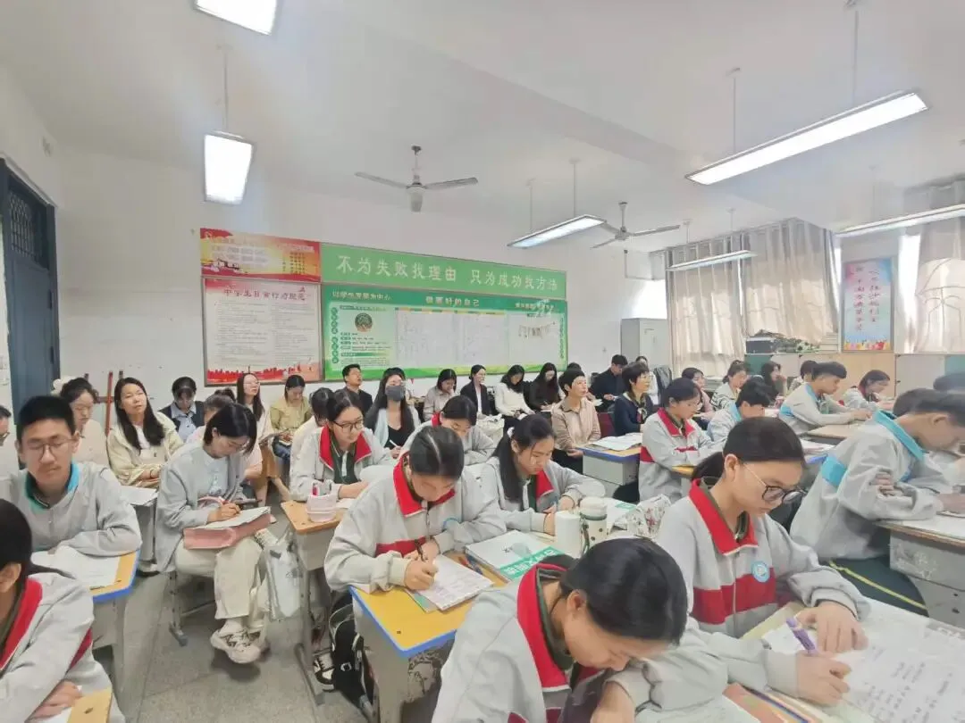精准把脉二轮复习 深耕课堂赋能中考—— 刘婉初中语文名师工作室特邀市教研员王哲老师莅临指导教研活动 第3张