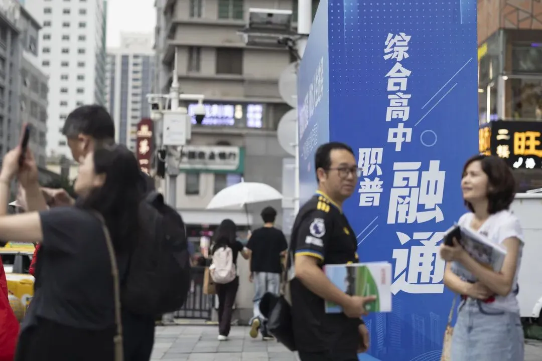 女儿中考预估680分左右,父母想让她报中本贯通抢占王牌专业学位名额 第1张