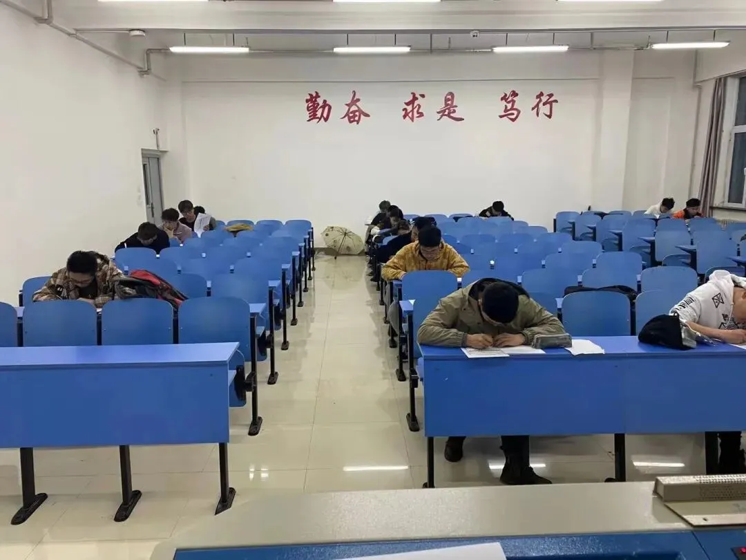 【才苑视点】我院举行大学英语四级模拟考试 第6张