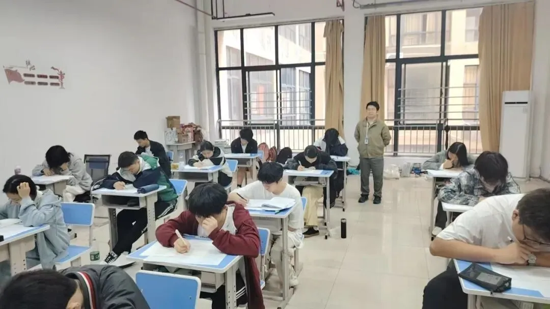 全真模拟 实战练兵——我校开展2025-2026学年第二学期高三年级第三次全省统一 第9张