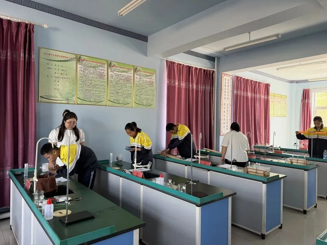 模考砺锋芒 逐梦向中考——杜尔基中学开展理化生实验模拟演练 第7张