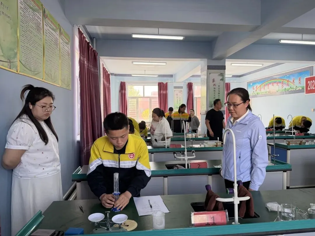 模考砺锋芒 逐梦向中考——杜尔基中学开展理化生实验模拟演练 第10张