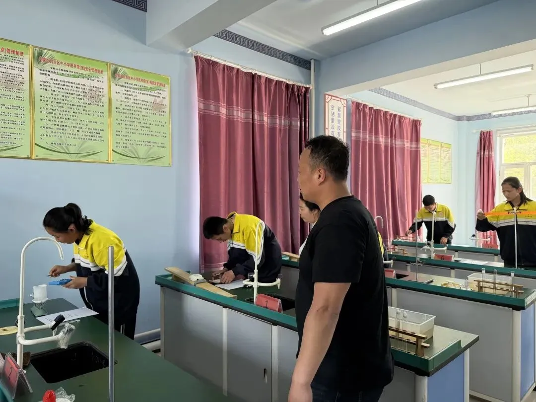 模考砺锋芒 逐梦向中考——杜尔基中学开展理化生实验模拟演练 第11张