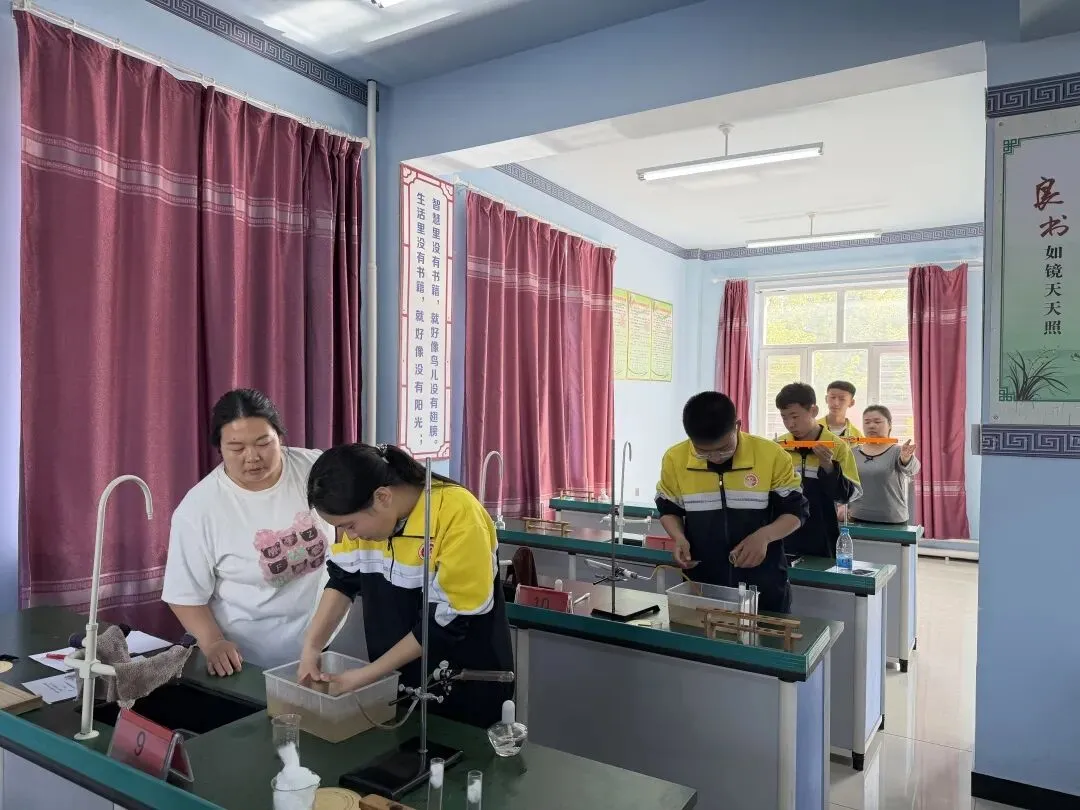 模考砺锋芒 逐梦向中考——杜尔基中学开展理化生实验模拟演练 第12张