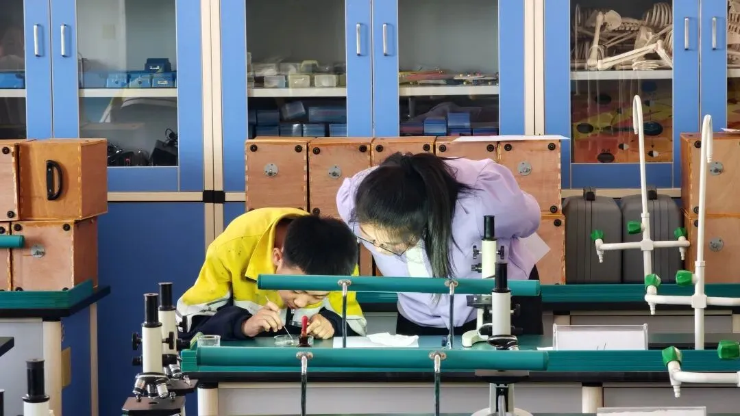 模考砺锋芒 逐梦向中考——杜尔基中学开展理化生实验模拟演练 第13张