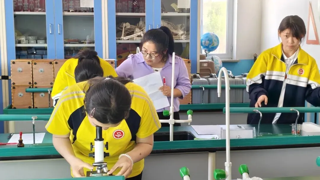 模考砺锋芒 逐梦向中考——杜尔基中学开展理化生实验模拟演练 第16张