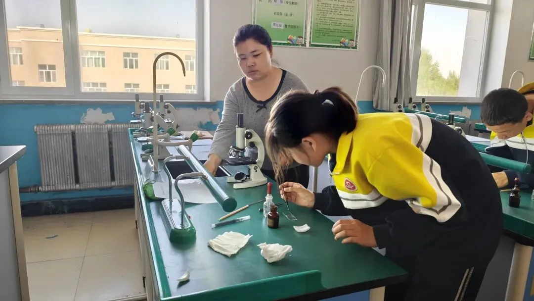 模考砺锋芒 逐梦向中考——杜尔基中学开展理化生实验模拟演练 第17张