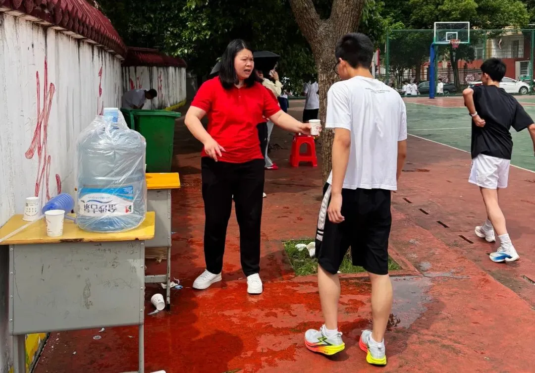 燃!那抹“城东红”,燃爆体育中考现场! 第39张