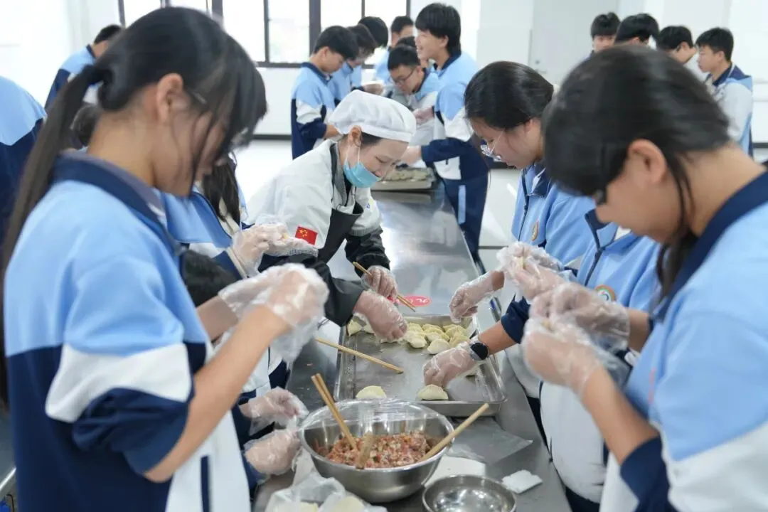 包出好彩头 中考拔头筹 | 大溪镇第二中学九年级包饺子活动温情举行 第7张