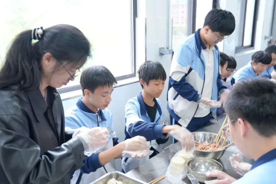 包出好彩头 中考拔头筹 | 大溪镇第二中学九年级包饺子活动温情举行 第14张