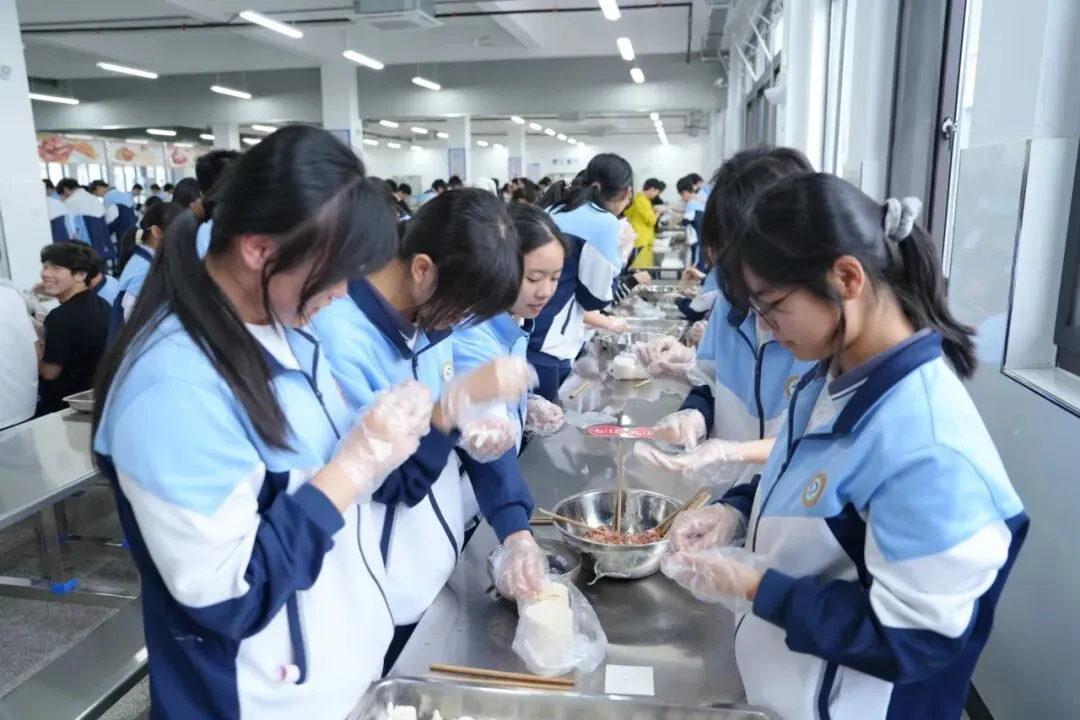 包出好彩头 中考拔头筹 | 大溪镇第二中学九年级包饺子活动温情举行 第16张