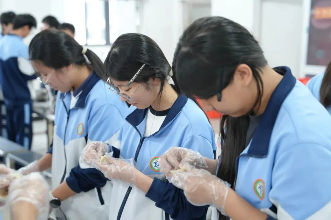 包出好彩头 中考拔头筹 | 大溪镇第二中学九年级包饺子活动温情举行 第20张