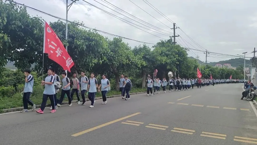 登顶九峰,决胜中考——东溪中学2026届初三毕业班九峰山徒步研学活动 第7张