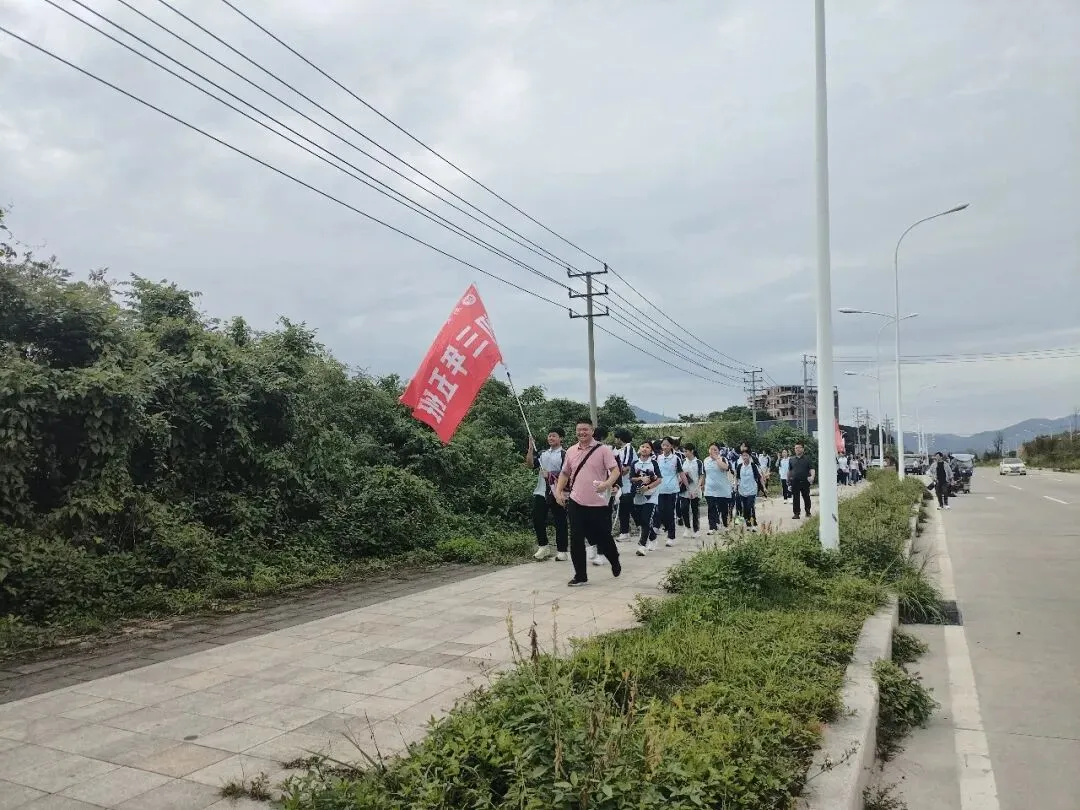 登顶九峰,决胜中考——东溪中学2026届初三毕业班九峰山徒步研学活动 第9张
