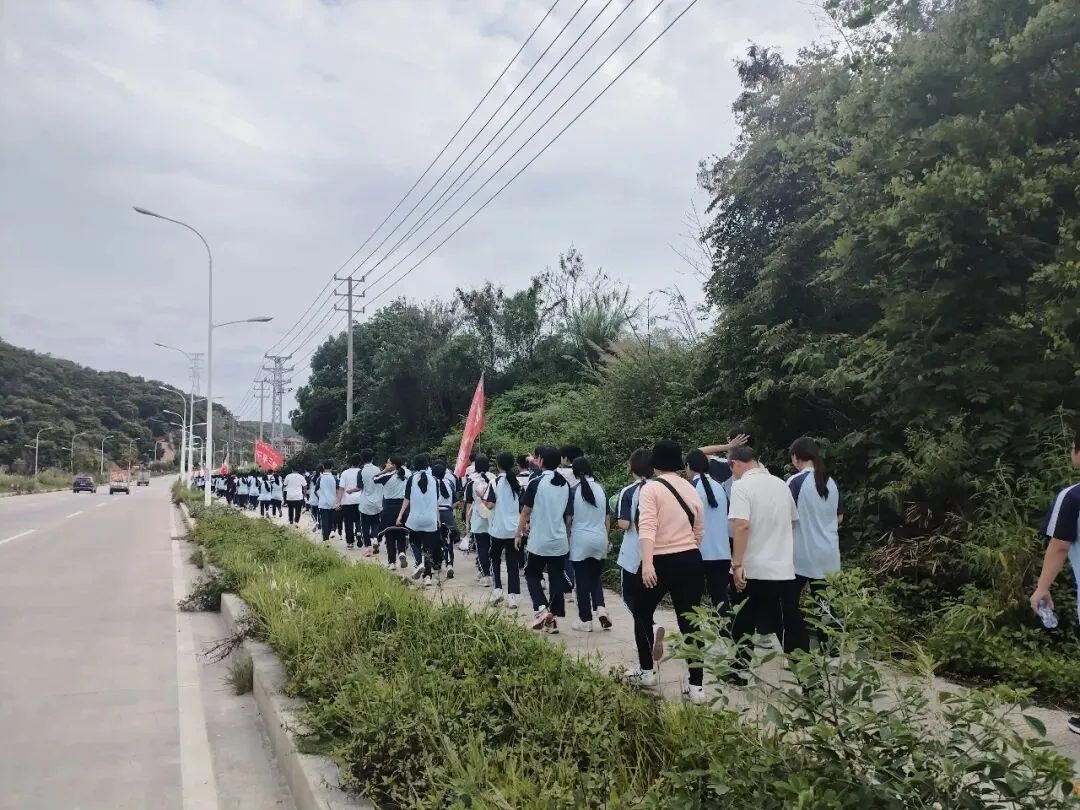 登顶九峰,决胜中考——东溪中学2026届初三毕业班九峰山徒步研学活动 第10张