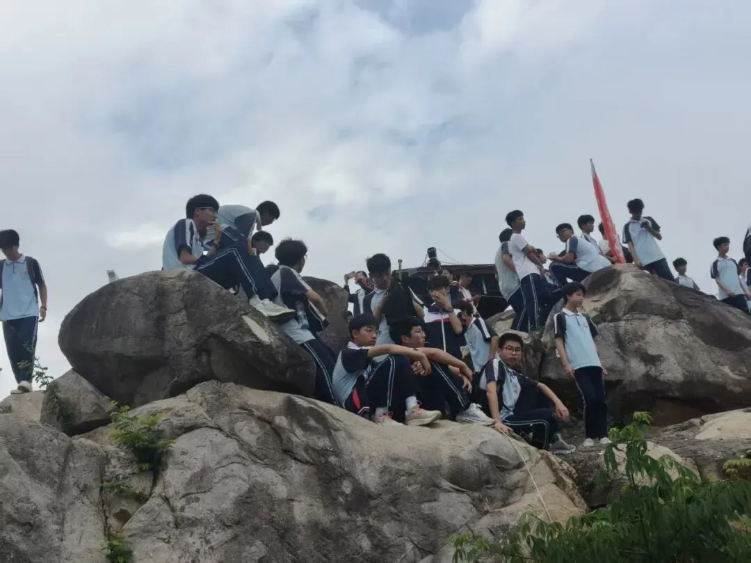 登顶九峰,决胜中考——东溪中学2026届初三毕业班九峰山徒步研学活动 第14张