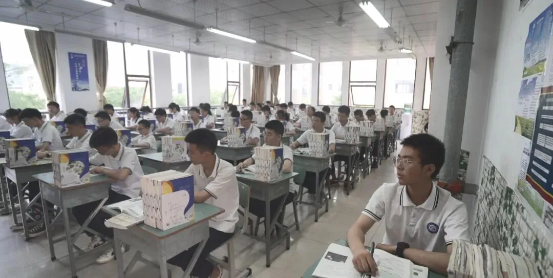 【精粹大讲堂・小化石青春修炼记】中考虽遇风霜,中职逆袭成光 第13张