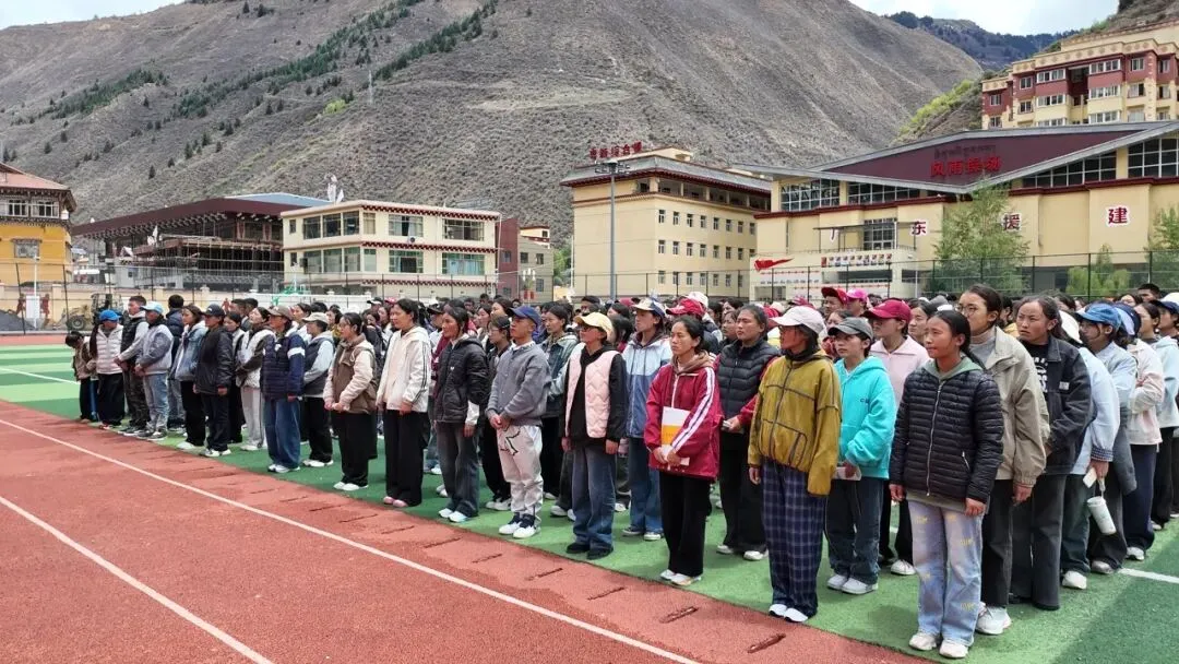 “光影润心涵养正气 逐梦中考奔赴新程”—— 新龙县多部门联合组织初三学子观影减压 第21张