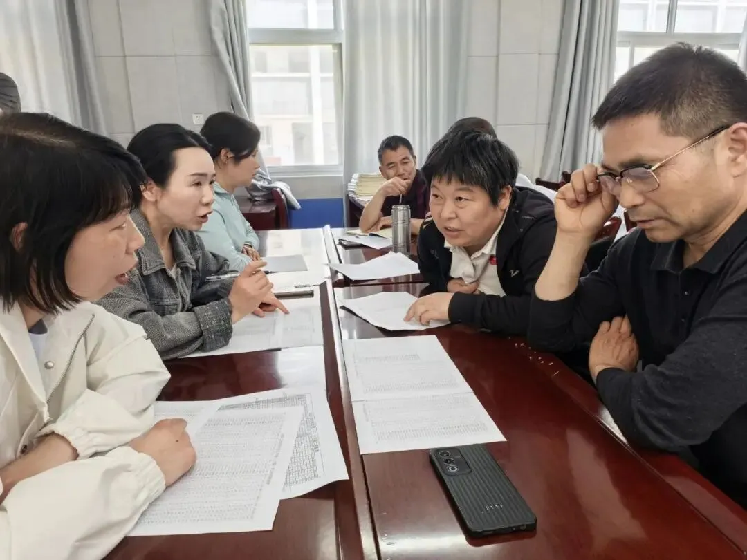研期中考情明方向 聚团队合力促提升——淮阳中学初中部九年级开展期中班级教研活动 第5张