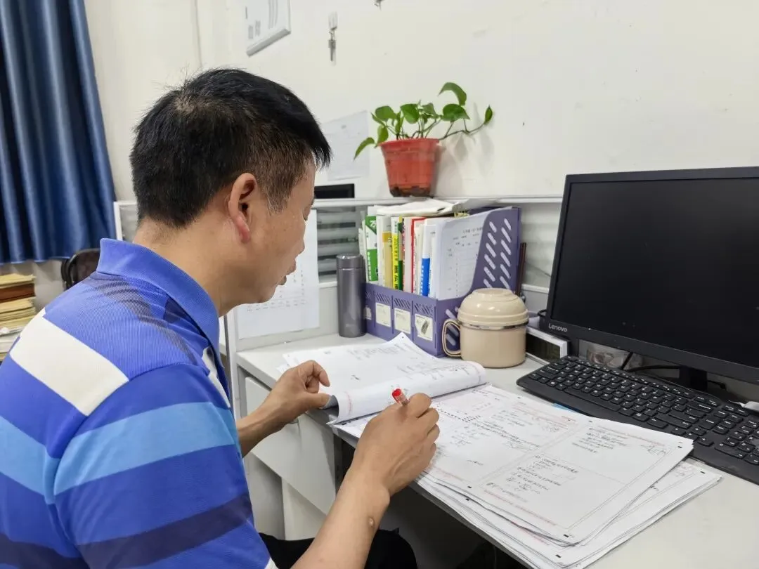拄拐坚守讲台 初心护航中考——淮阳中学初中部孙振辉老师带病守护学子冲刺路 第1张